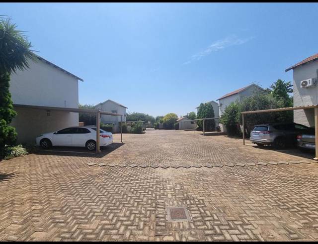3 BEDROOM TOWNHOUSE FOR SALE IN HEUWELSIG ESTATE